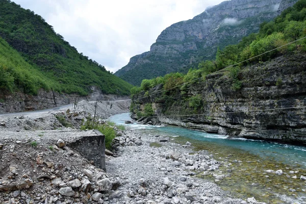 Cem řeka v albánských horách severní. Pohled ze silnice Sh20. Albánie. — Stock fotografie
