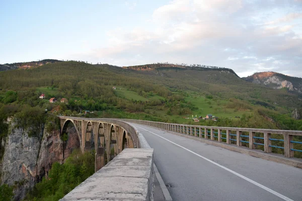 "Durdevica Tara Bridge "- pont Tara en béton dans le nord du Monténégro. Tara Canyon . — Photo