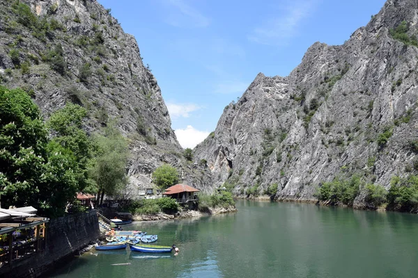 Matka Lake no desfiladeiro de Matka. Atração turística perto da cidade de Skopje, Macedônia . — Fotografia de Stock