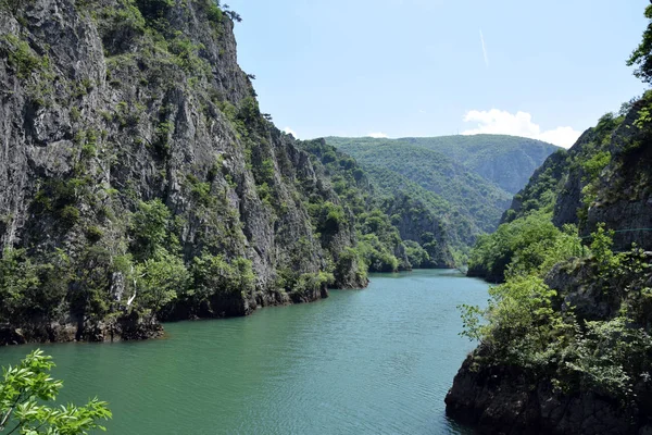 Matka jezero v přátelští. Turistická atrakce nedaleko města Skopje, Makedonie. — Stock fotografie