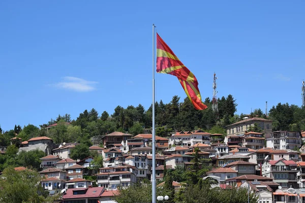Makedonska flaggan med Ohrid stad bakgrund. Ohrid, Makedonien — Stockfoto