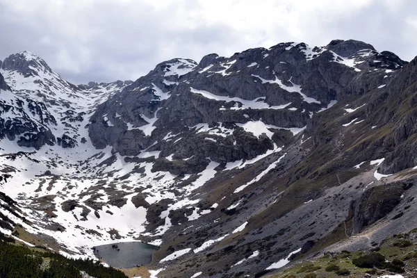 Durmitor-Nationalpark. Berge, in der Nähe von bobotov kuk. Montenegro. — Stockfoto