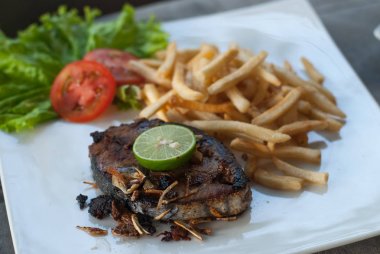 kızarmış balık patates kızartması ve limon ile