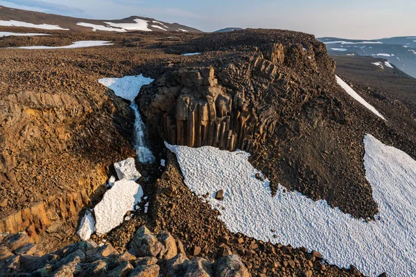 Rusya 'nın Sibirya bölgesindeki Krasnoyarsk bölgesindeki Putorana platosuna yaz aylarında seyahat edin.