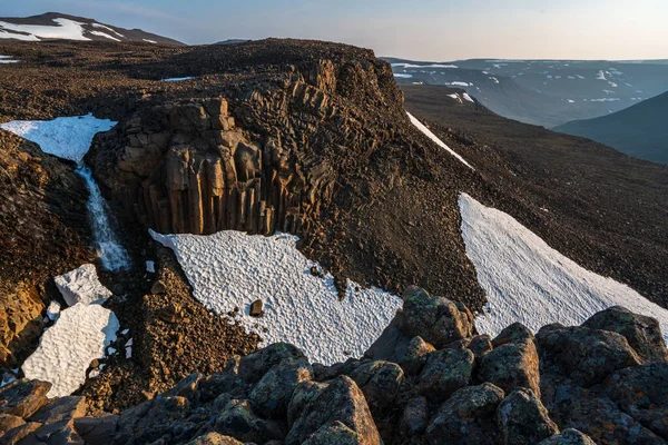 Rusya 'nın Sibirya bölgesindeki Krasnoyarsk bölgesindeki Putorana platosuna yaz aylarında seyahat edin.