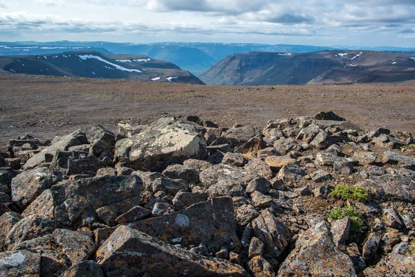 Rusya 'nın Sibirya bölgesindeki Krasnoyarsk bölgesindeki Putorana platosuna yaz aylarında seyahat edin.