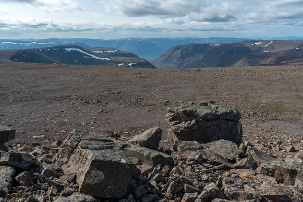 Rusya 'nın Sibirya bölgesindeki Krasnoyarsk bölgesindeki Putorana platosuna yaz aylarında seyahat edin.
