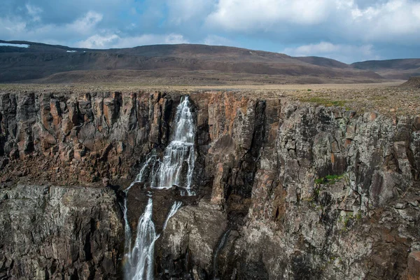 Rusya 'nın Sibirya bölgesindeki Krasnoyarsk bölgesindeki Putorana platosuna yaz aylarında seyahat edin.