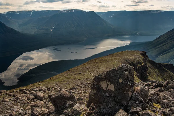 Rusya 'nın Sibirya bölgesindeki Krasnoyarsk bölgesindeki Putorana platosuna yaz aylarında seyahat edin.