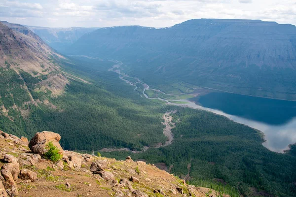 Rusya 'nın Sibirya bölgesindeki Krasnoyarsk bölgesindeki Putorana platosuna yaz aylarında seyahat edin.