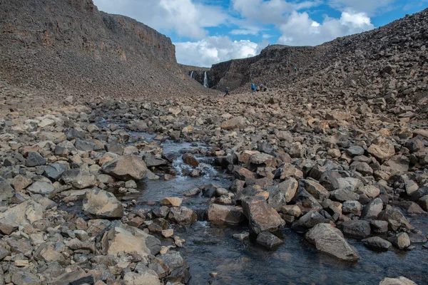 Rusya 'nın Sibirya bölgesindeki Krasnoyarsk bölgesindeki Putorana platosuna yaz aylarında seyahat edin.