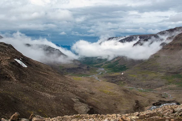 Rusya 'nın Sibirya bölgesindeki Krasnoyarsk bölgesindeki Putorana platosuna yaz aylarında seyahat edin.