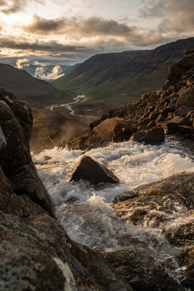 Rusya 'nın Sibirya bölgesindeki Krasnoyarsk bölgesindeki Putorana platosuna yaz aylarında seyahat edin.