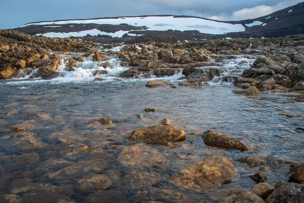 Rusya 'nın Sibirya bölgesindeki Krasnoyarsk bölgesindeki Putorana platosuna yaz aylarında seyahat edin.