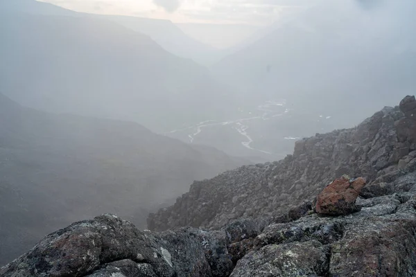 Rusya 'nın Sibirya bölgesindeki Krasnoyarsk bölgesindeki Putorana platosuna yaz aylarında seyahat edin.