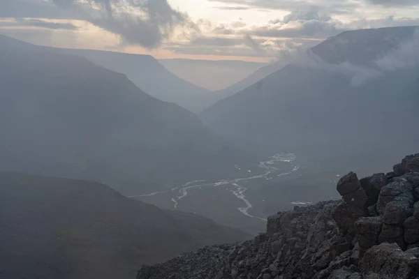 Rusya 'nın Sibirya bölgesindeki Krasnoyarsk bölgesindeki Putorana platosuna yaz aylarında seyahat edin.