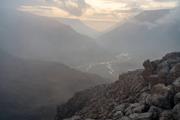 Rusya 'nın Sibirya bölgesindeki Krasnoyarsk bölgesindeki Putorana platosuna yaz aylarında seyahat edin.