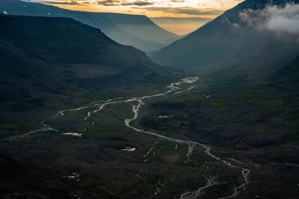 Rusya 'nın Sibirya bölgesindeki Krasnoyarsk bölgesindeki Putorana platosuna yaz aylarında seyahat edin.