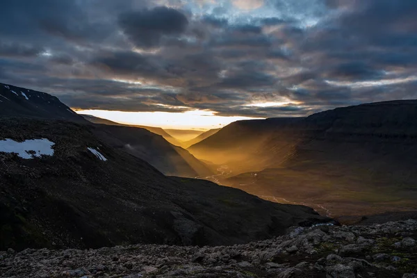 Yazın Sibirya 'daki Putorana Platosu' nda gün batımı nehir vadisi manzaralı.