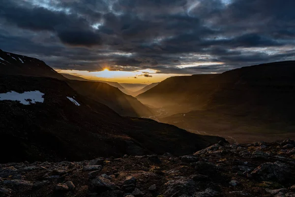 Yazın Sibirya 'daki Putorana Platosu' nda gün batımı nehir vadisi manzaralı.