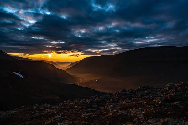Yazın Sibirya 'daki Putorana Platosu' nda gün batımı nehir vadisi manzaralı.