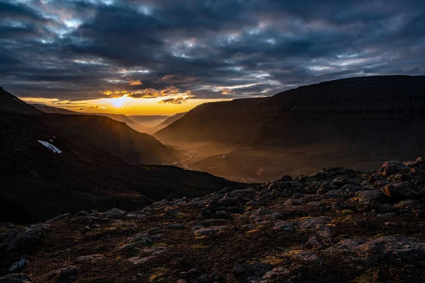 Yazın Sibirya 'daki Putorana Platosu' nda gün batımı nehir vadisi manzaralı.