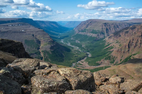 Rusya 'nın Sibirya bölgesindeki Krasnoyarsk bölgesindeki Putorana platosuna yaz aylarında seyahat edin.