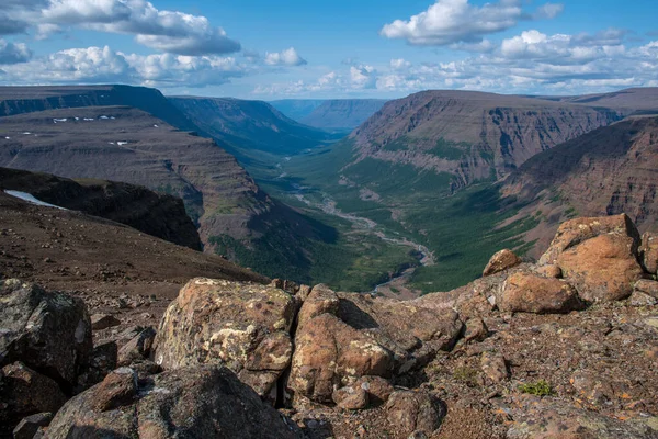 Rusya 'nın Sibirya bölgesindeki Krasnoyarsk bölgesindeki Putorana platosuna yaz aylarında seyahat edin.