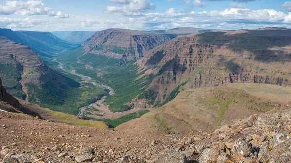 Rusya 'nın Sibirya bölgesindeki Krasnoyarsk bölgesindeki Putorana platosuna yaz aylarında seyahat edin.