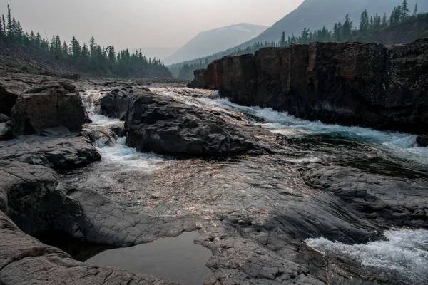 Rusya 'nın Sibirya bölgesindeki Krasnoyarsk bölgesindeki Putorana platosuna yaz aylarında seyahat edin.