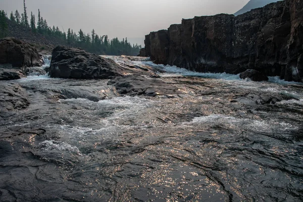 Rusya 'nın Sibirya bölgesindeki Krasnoyarsk bölgesindeki Putorana platosuna yaz aylarında seyahat edin.