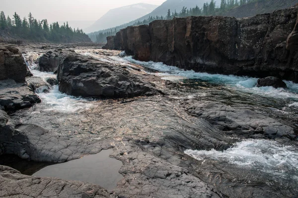 Rusya 'nın Sibirya bölgesindeki Krasnoyarsk bölgesindeki Putorana platosuna yaz aylarında seyahat edin.
