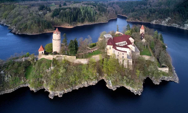 Luchtfoto op Tsjechische middeleeuwse seculiere kasteel Zvikov, gelegen op rotsachtige rots boven de samenloop van twee rivieren in het centrum van het prachtige voorjaar natuur. Kasteel tussen twee rivieren. Tsjechische landschap — Stockfoto