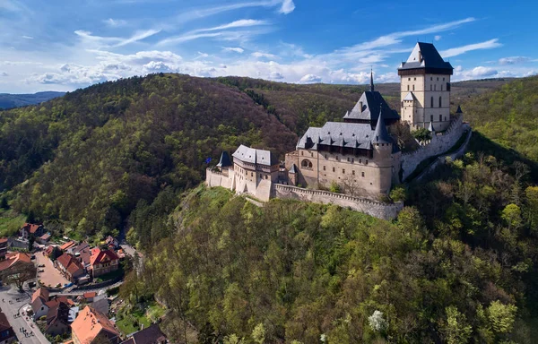 Château royal Karlstejn. Château médiéval près de Prague au printemps nature, éclairé par le soleil du soir. Château tchèque romantique au sommet de la colline contre un ciel bleu spectaculaire. hotspot touristique en Bohême centrale, Tchéquie . — Photo