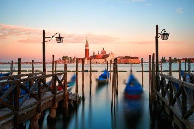 Sanat, uzun Fuar fotoğraf. Bllue, Saint Mark San Giorgio di Maggiore Kilisesi içinde belgili tanımlık geçmiş ile kare tarafından demirlemiş hareket gondol tarafından bulanık. Kırmızı renkli sis. Turist hotspot Venedik, İtalya