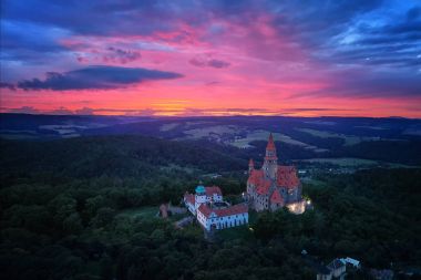 Kırmızı günbatımı karşı tepe üzerinde kale Bouzov akşam, hava görünümü