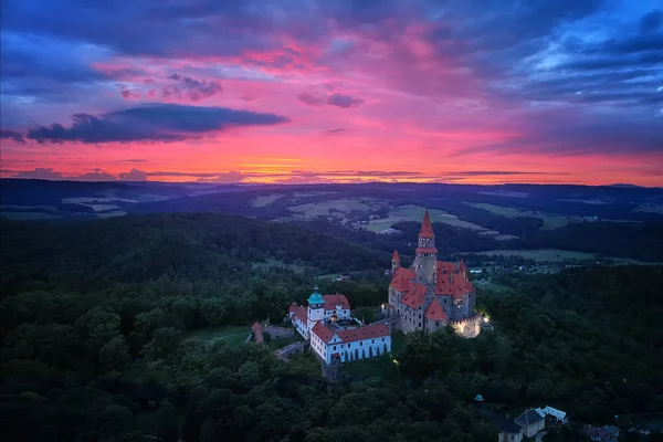 Soirée, vue aérienne sur le château Bouzov sur la colline contre le coucher du soleil rouge — Photo
