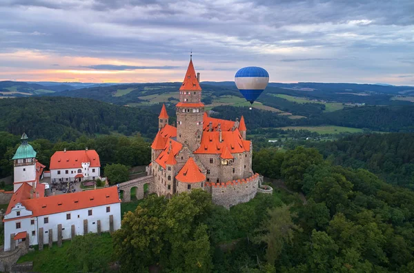 Letecký pohled na romantický Pohádkový hrad Bouzov s horkovzdušným balónem vedle nejvyšší věž — Stock fotografie