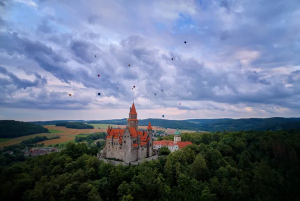 Vista aérea del romántico castillo de cuento de hadas Bouzov con globos de aire caliente — Foto de Stock