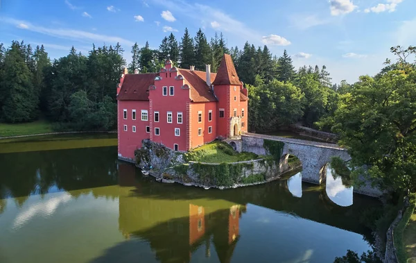 Letecký pohled na bizarní vodní zámek Červená Lhota — Stock fotografie