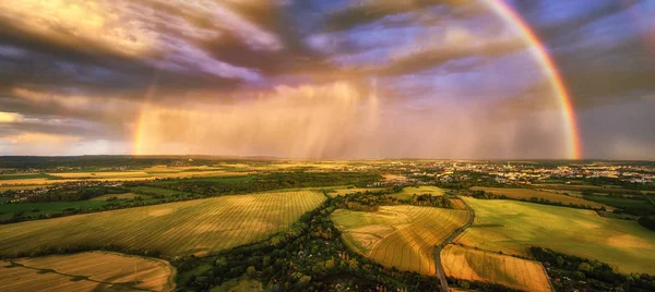 Vista Panoramica Aerea Enorme Arcobaleno Durante Drammatico Tramonto Paesaggio Agricolo — Foto Stock