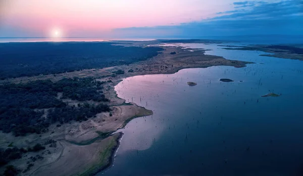 アフリカのカリバ湖と夕日と夜遅くに周囲の風景の空中ビュー 青とピンクの色 水の中の枯れ木ジンバブエ刈羽湖沿岸のサファリキャンプ — ストック写真