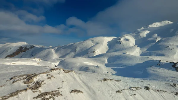 Turista Hegygerincen Légi Panorámás Téli Kilátás Gyönyörű Dolomitok Hegyi Táj — Stock Fotó