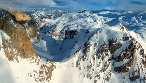 上から美しいドロマイトの山の景色に空中 パノラマの冬の景色 ペール マルティーノ山脈 雪に覆われた 冬の山のテーマ マルティーノ カストロッツァ イタリア — ストック写真