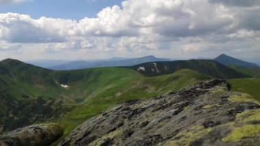 Güzel dağ başında ve taşlar 