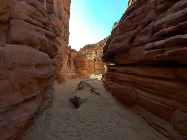Mısır, muhteşem kanyon, güzel manzara ve sıcak kum.