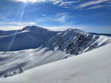 İnanılmaz dağ kayaları, güzel kış havası ve harika manzara.