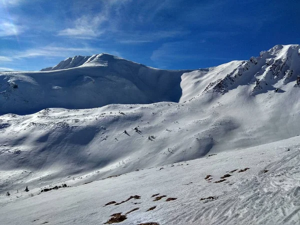 İnanılmaz dağ tepeleri, güzel kış havası ve harika manzara.