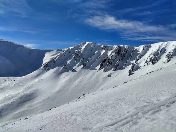 İnanılmaz dağ kayaları, güzel kış havası ve harika manzara.