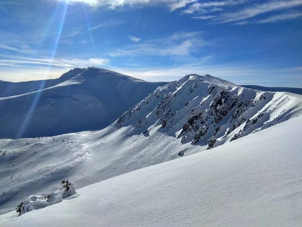 İnanılmaz dağ kayaları, güzel kış havası ve harika manzara.